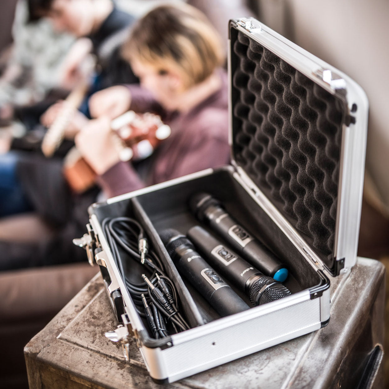 Chord Microphone flight case. - view 15