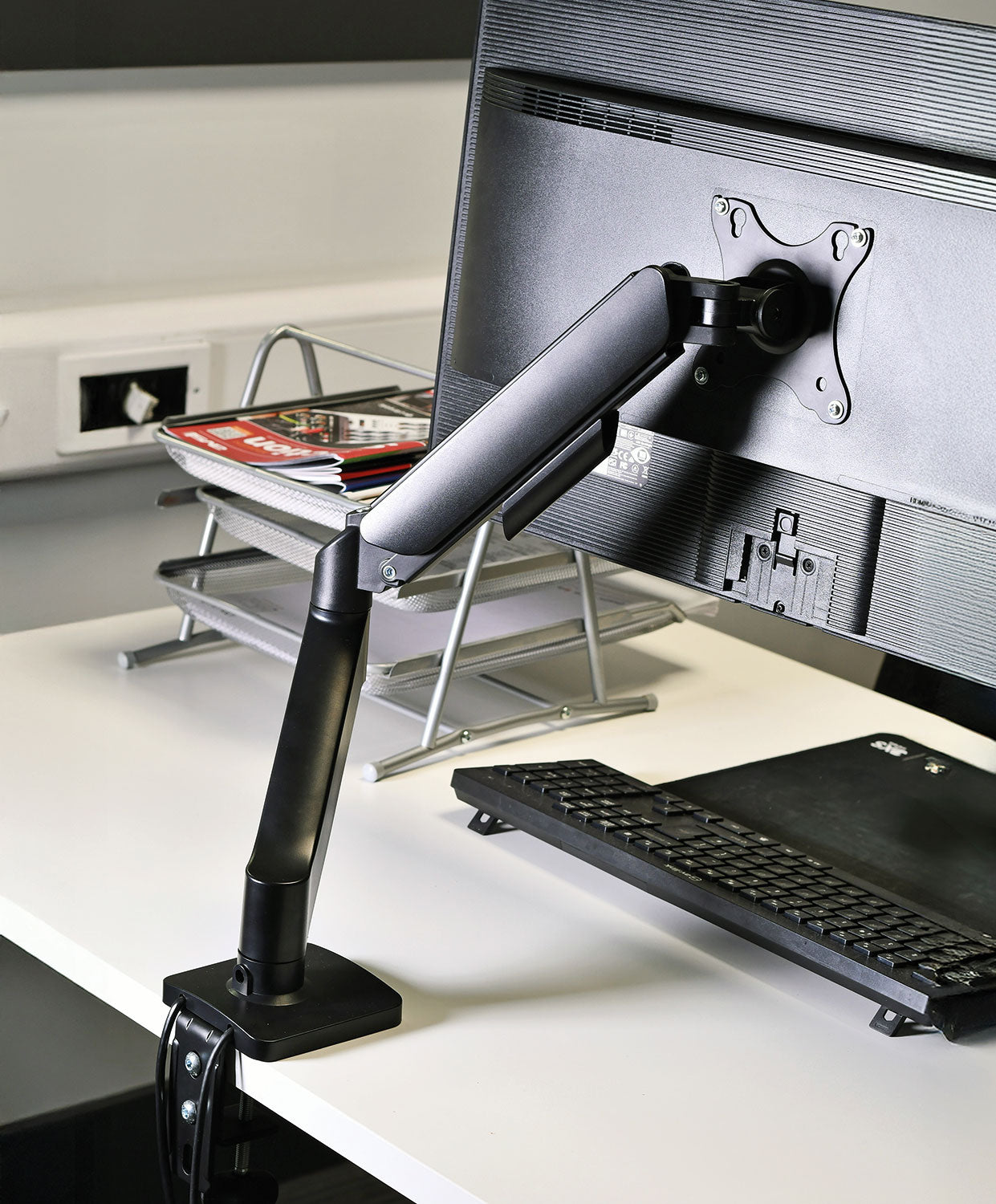 AV:Link Full Motion Gas Spring Desktop Monitor Arm with USB Hub - view 5
