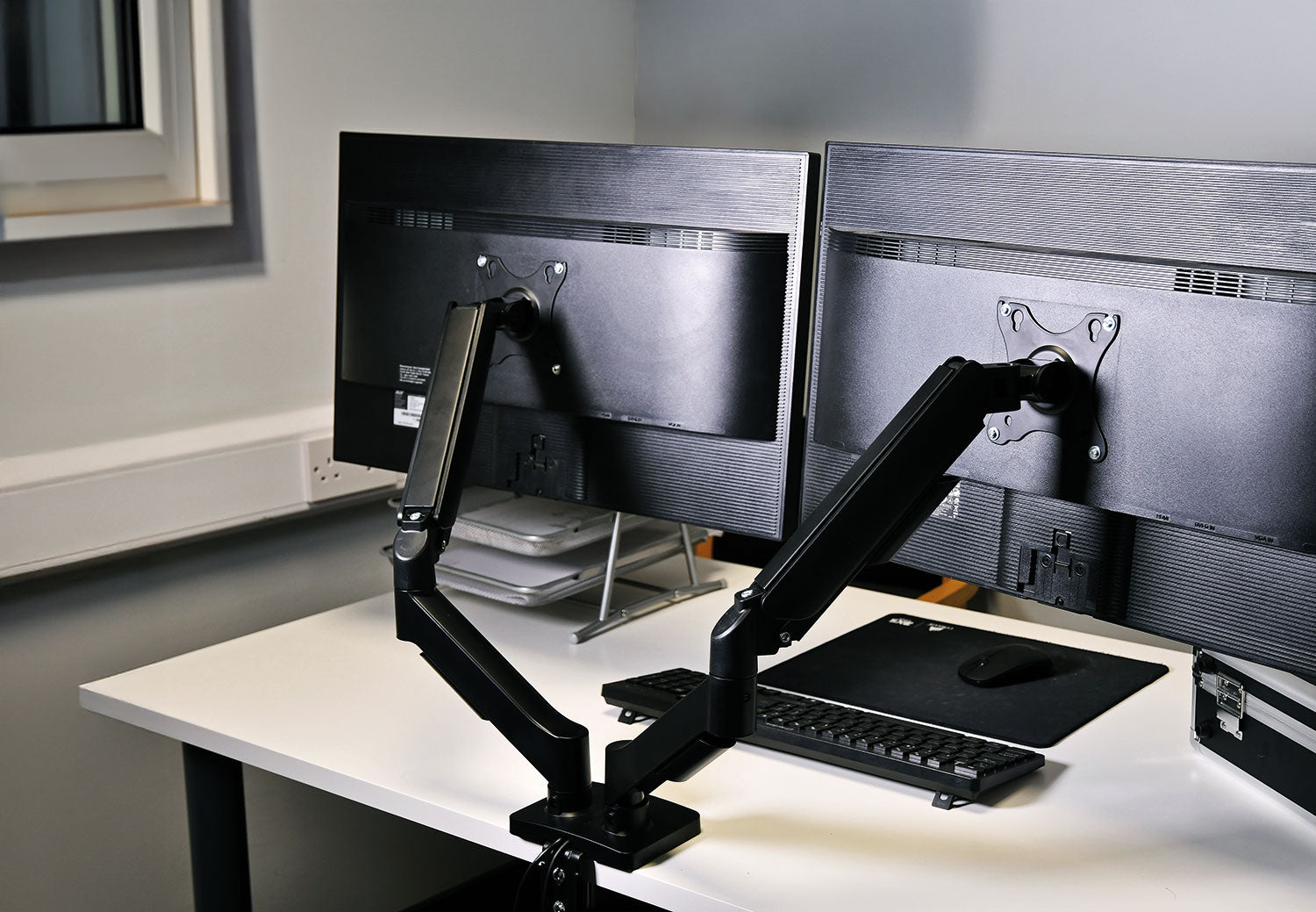 AV:Link Full Motion Dual Gas Spring Desktop Monitor Arm with USB Hub - view 5