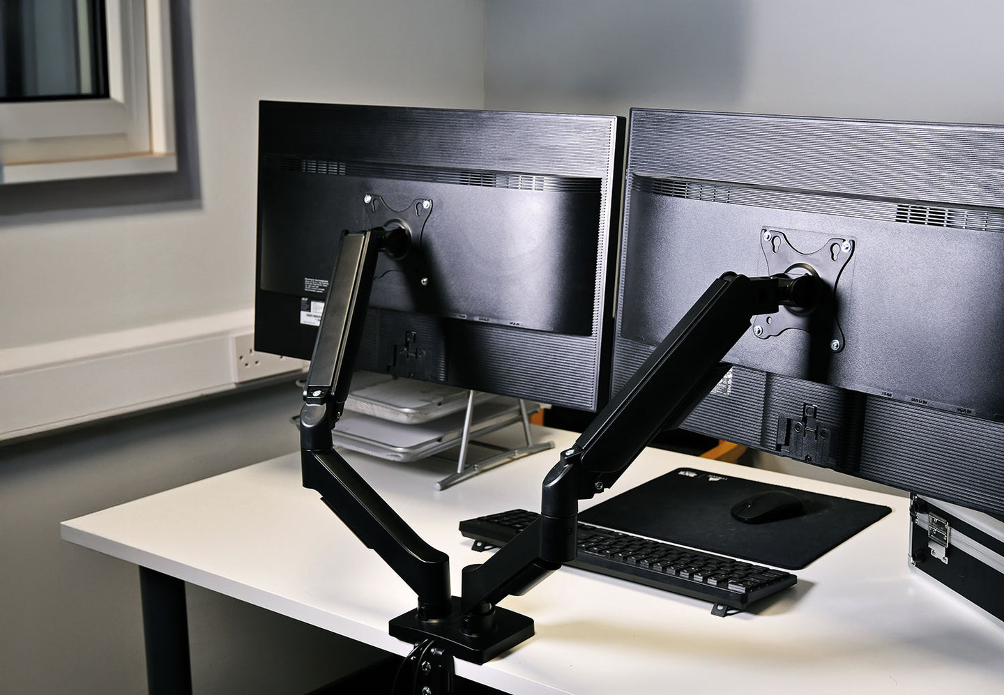 AV:Link Full Motion Dual Gas Spring Desktop Monitor Arm with USB Hub - view 5