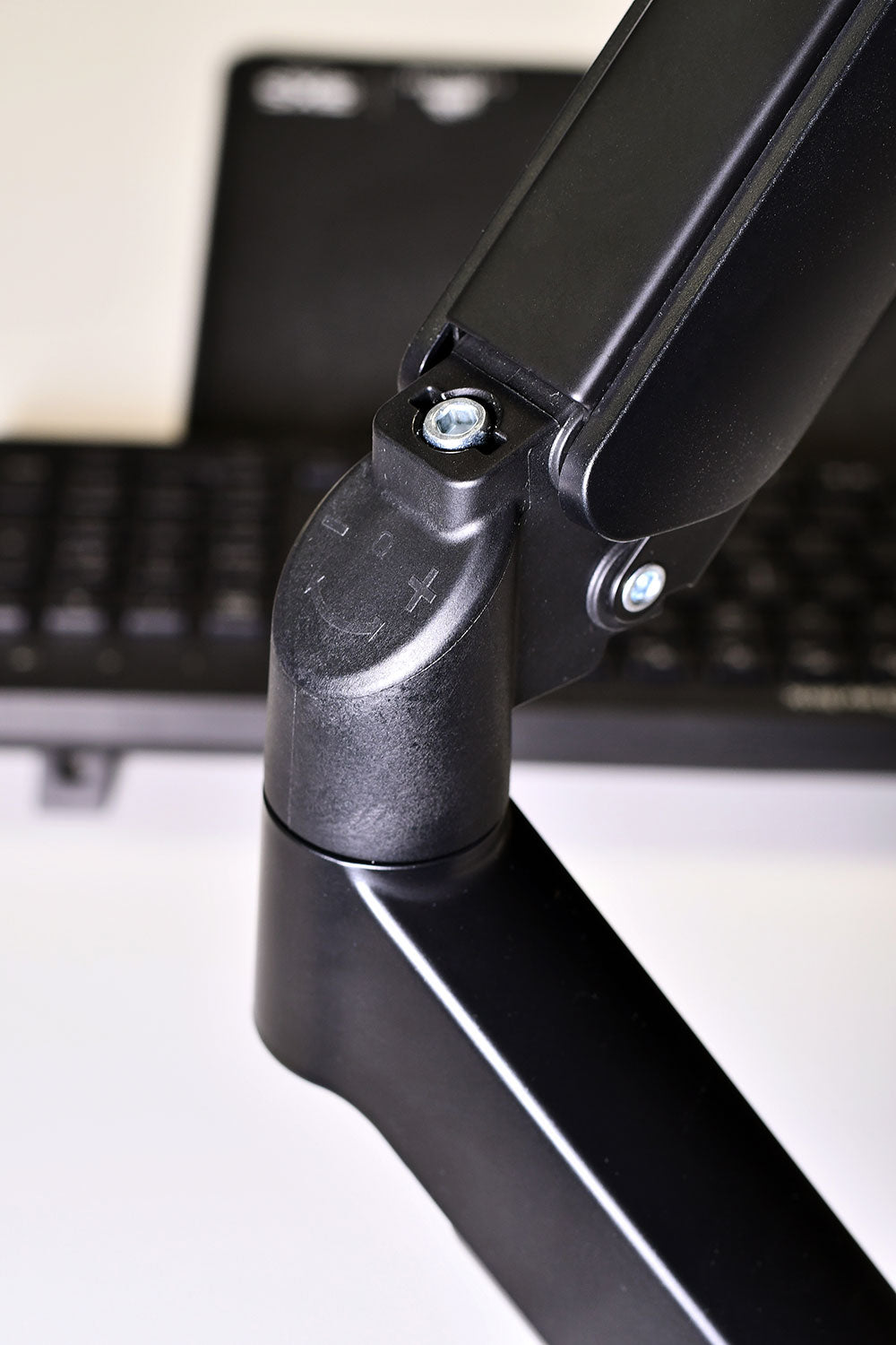 AV:Link Full Motion Dual Gas Spring Desktop Monitor Arm with USB Hub - view 6
