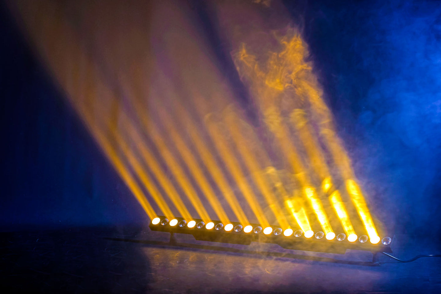 QTX Wash and Beam: 24 x 3W LED Wall Bar - view 4
