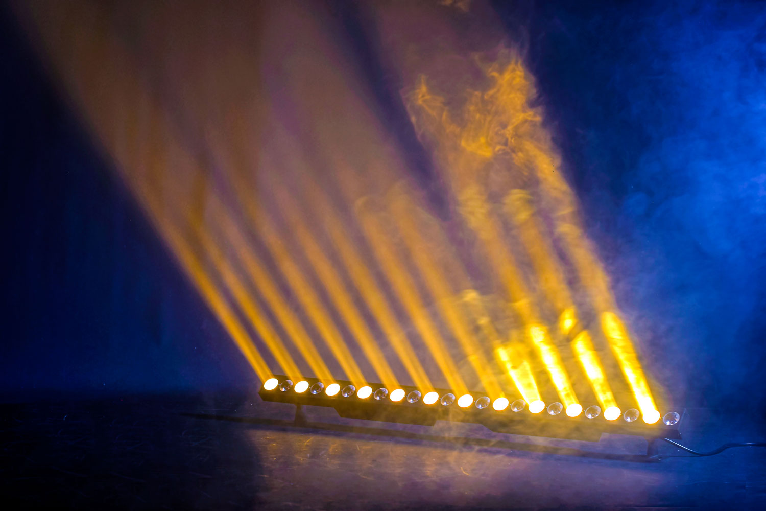 QTX Wash and Beam: 24 x 3W LED Wall Bar - view 4
