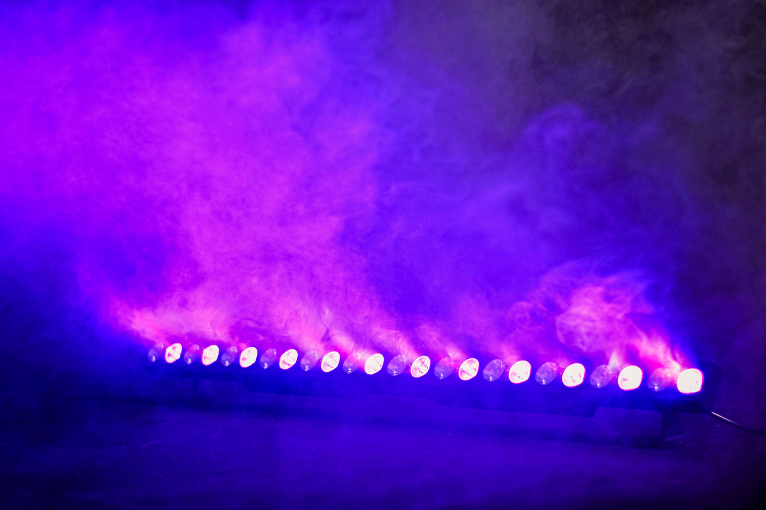 QTX Wash and Beam: 24 x 3W LED Wall Bar - view 3