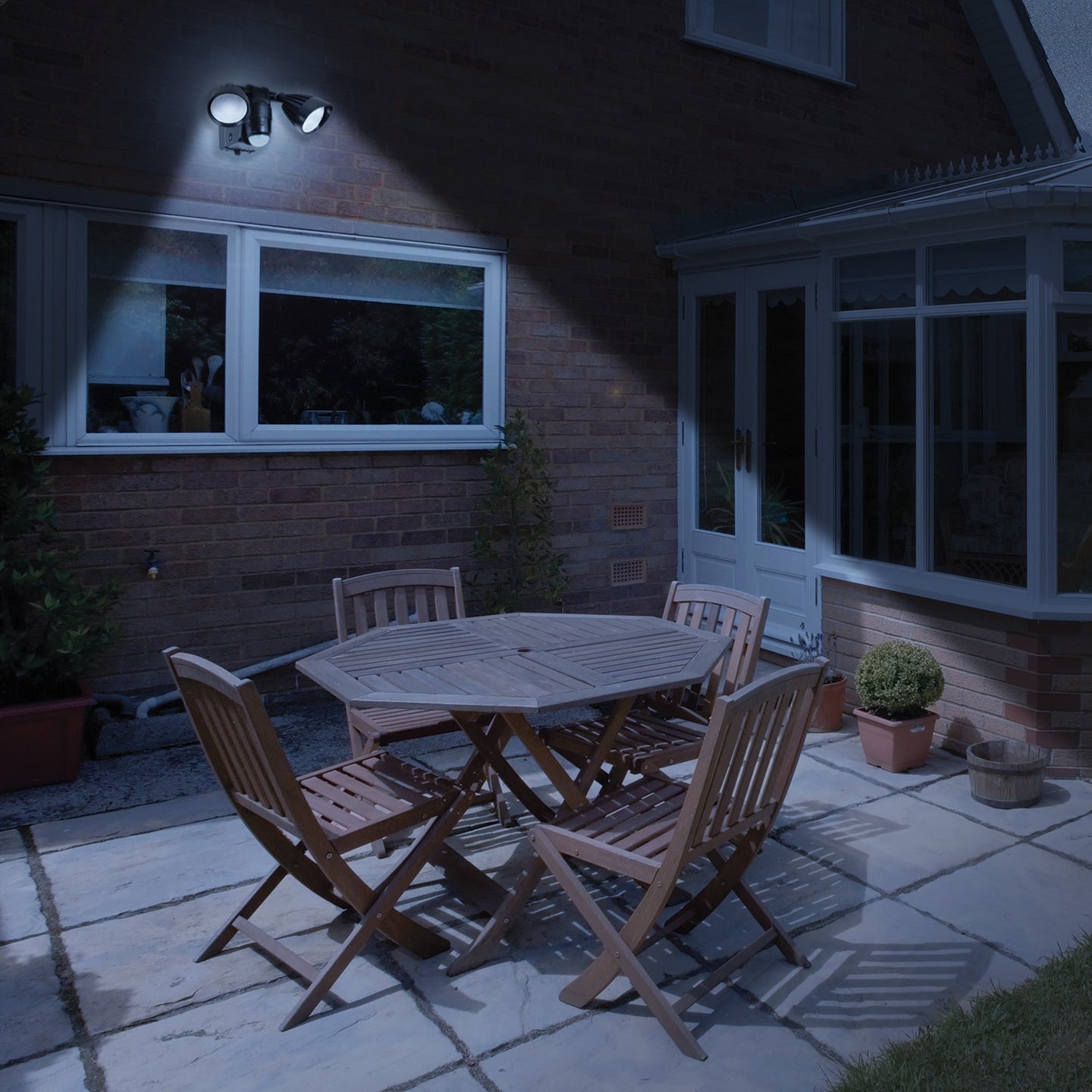 LYYT Battery Twin LED Floodlight with PIR - view 8