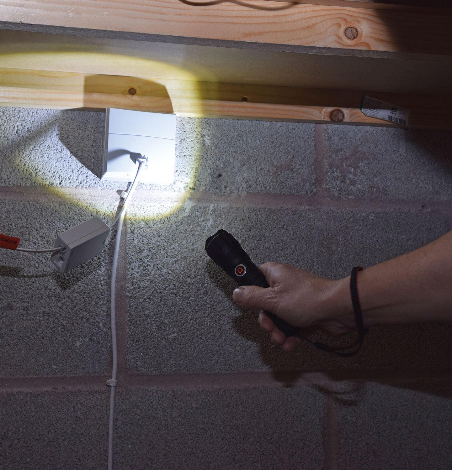 Mercury Rechargeable LED Torch - view 3